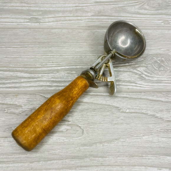 Vintage metal and wood ice cream scooper can be used it as decoration’s kitchen - Picture 3 of 8